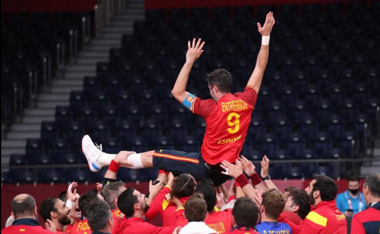 Los Hispanos mantean a su capitán tras conquistar la medalla de bronce en Tokyo 2020.