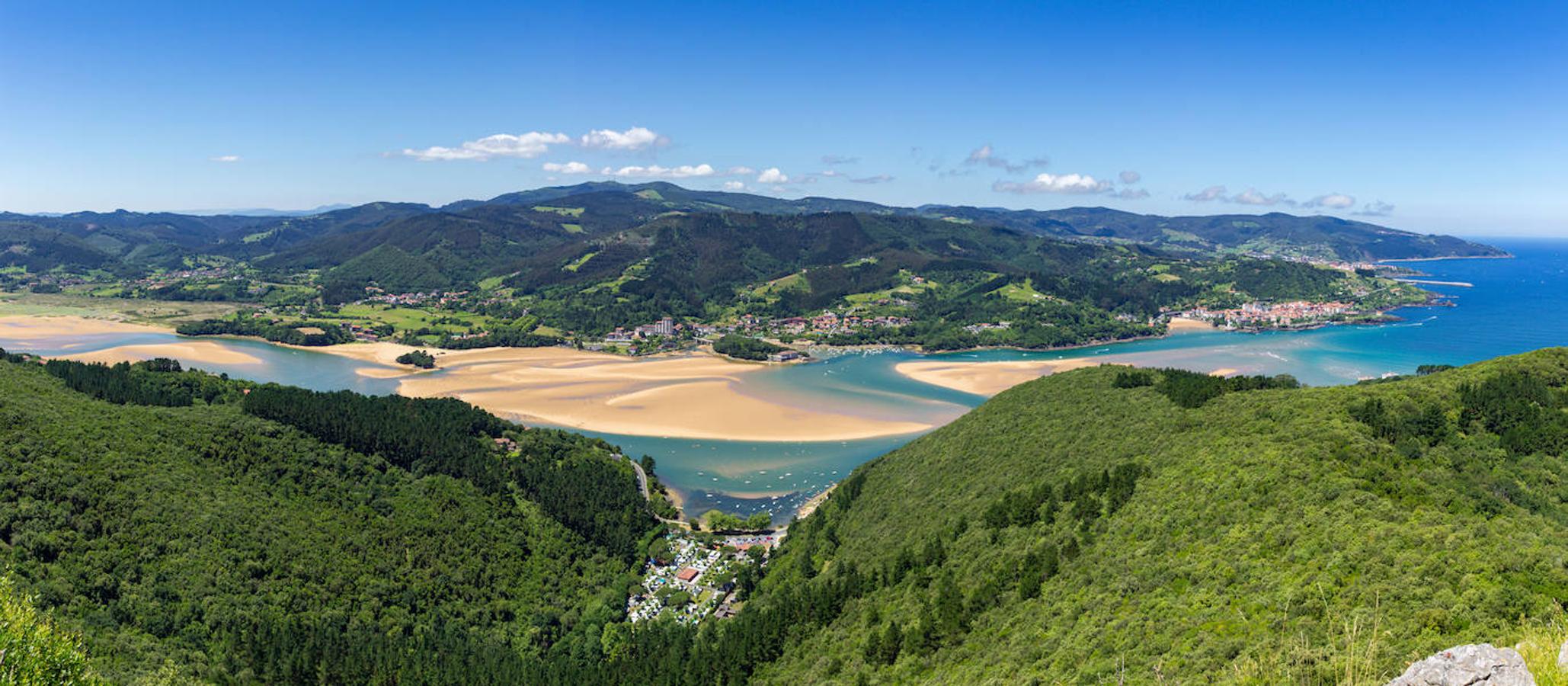 Urdaibai: Este espacio natural declarado en 1984 Reserva de la Biosfera por la UNESCO cuenta con singulares marismas, playas únicas y miradores naturales al cantábrico con vistas capaces de quitar el hipo a todo aquel que se acerque a contemplarlas.