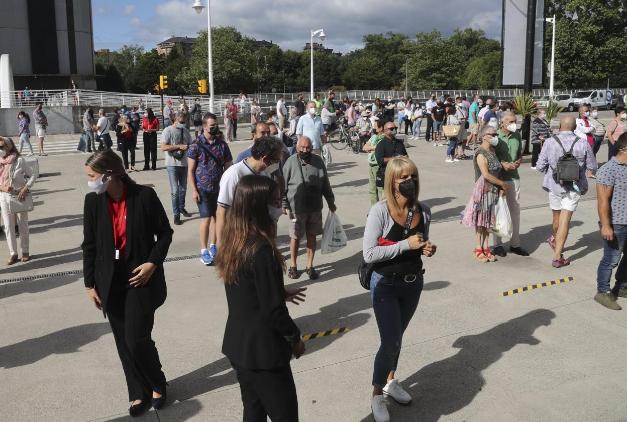 Varias azafatas controlaron que las colas formadas ante la entrada cumplieran las distancias de seguridad.
