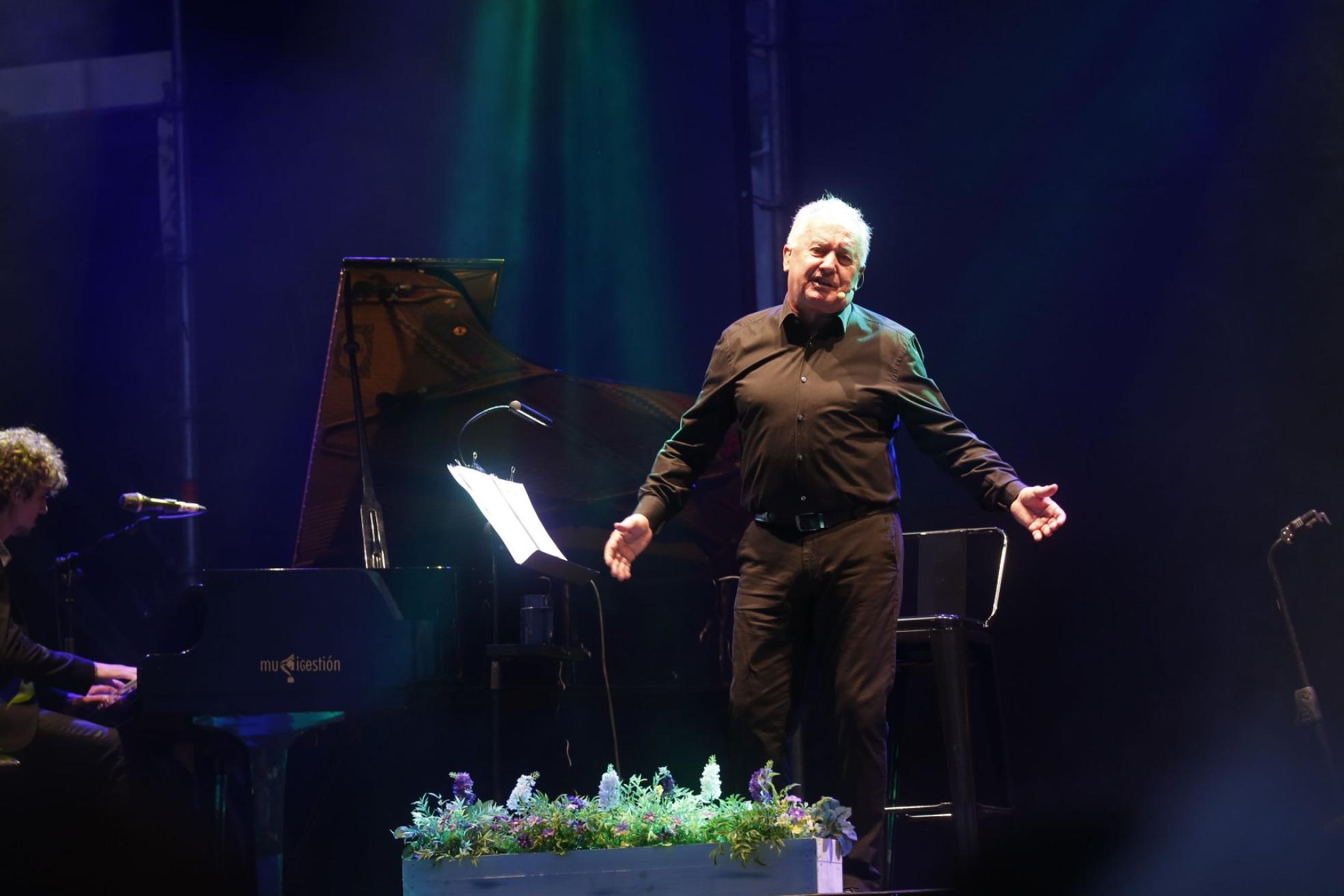 El mierense, sobre el escenario luanquín, al que regresa hoy con su hijo al piano. 