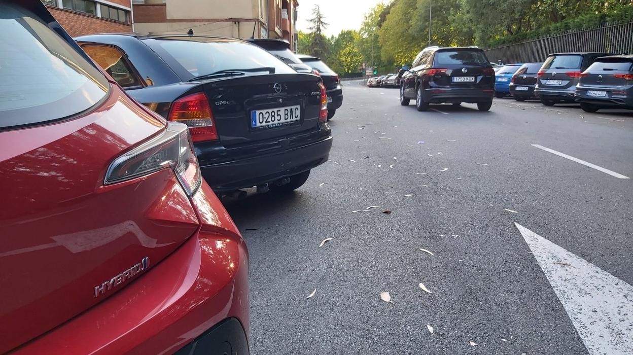 Uno de los vehículos híbridos comprados y matriculados en Avilés en el primer semestre de este año, aparcado en la calle del Marqués. 