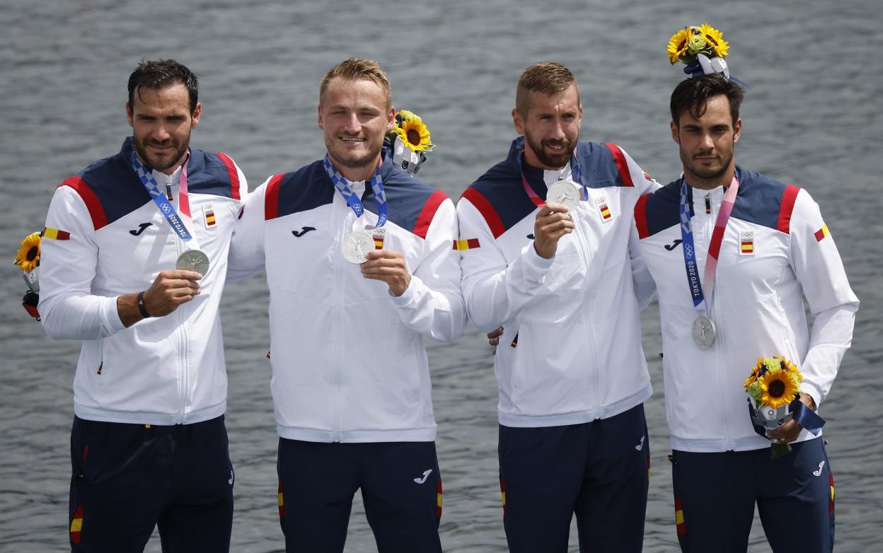 Saul Craviotto, Marcus Walz, Carlos Arevalo y Rodrigo Germade celebran la plata olímpica en el podio. 