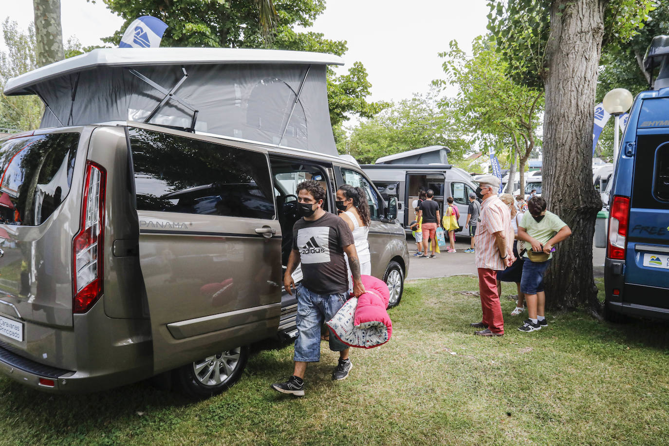 Hay mono de Feria y se nota. En la cola para entrar. Y en la animación de las calles y pabellones, donde reinó la música y el buen ambiente, pese a que algunos participantes se siguen quejando de que la caja no es la de otros años.