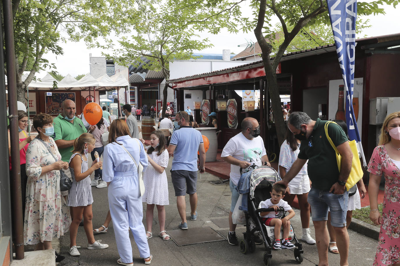 Hay mono de Feria y se nota. En la cola para entrar. Y en la animación de las calles y pabellones, donde reinó la música y el buen ambiente, pese a que algunos participantes se siguen quejando de que la caja no es la de otros años.