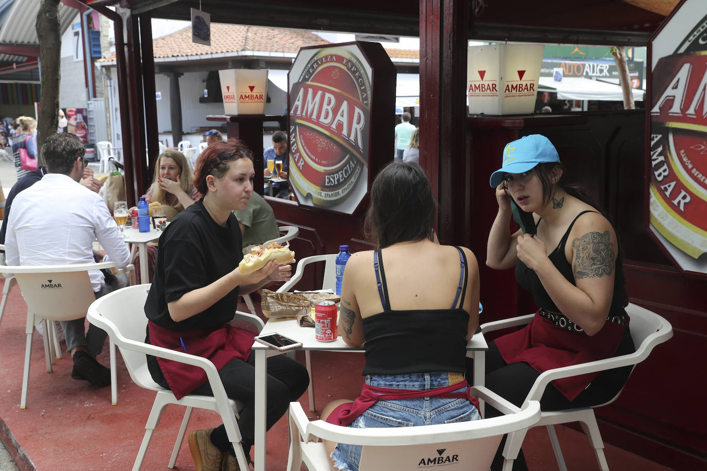 Hay mono de Feria y se nota. En la cola para entrar. Y en la animación de las calles y pabellones, donde reinó la música y el buen ambiente, pese a que algunos participantes se siguen quejando de que la caja no es la de otros años.