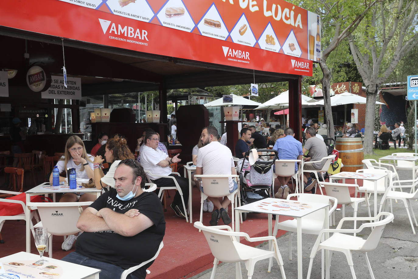 Hay mono de Feria y se nota. En la cola para entrar. Y en la animación de las calles y pabellones, donde reinó la música y el buen ambiente, pese a que algunos participantes se siguen quejando de que la caja no es la de otros años.