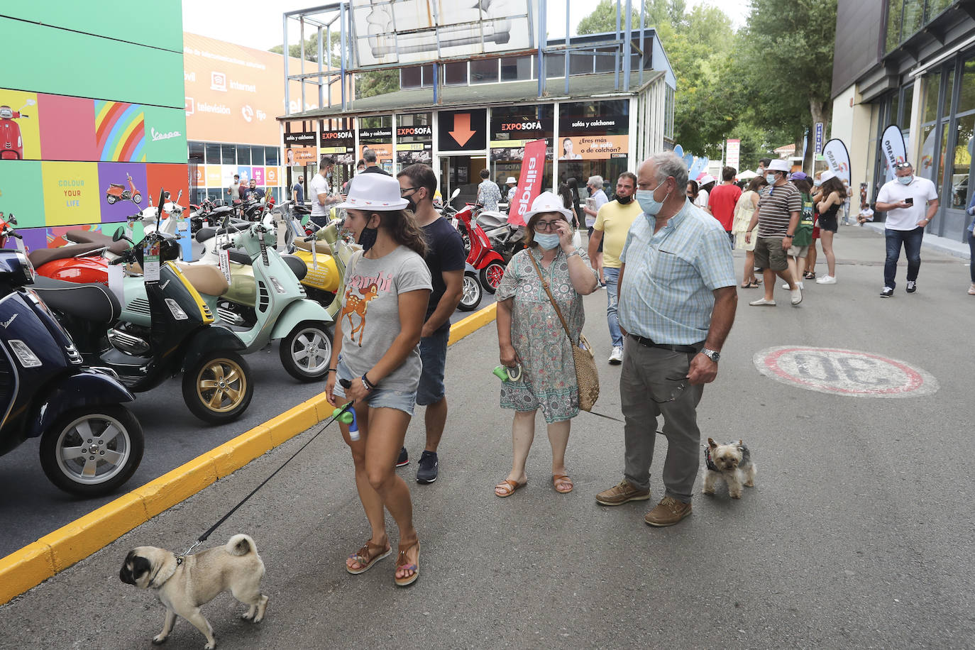 Hay mono de Feria y se nota. En la cola para entrar. Y en la animación de las calles y pabellones, donde reinó la música y el buen ambiente, pese a que algunos participantes se siguen quejando de que la caja no es la de otros años.