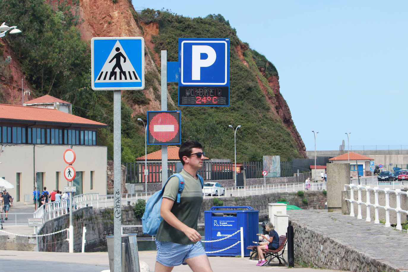 Asturias disfruta de otro domingo al sol que consigue gran concurrencia en muchas playas de la región. En las imágenes, visitantes de playas en Gijón y Candás. 