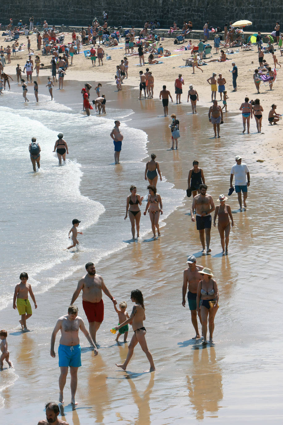 Asturias disfruta de otro domingo al sol que consigue gran concurrencia en muchas playas de la región. En las imágenes, visitantes de playas en Gijón y Candás. 