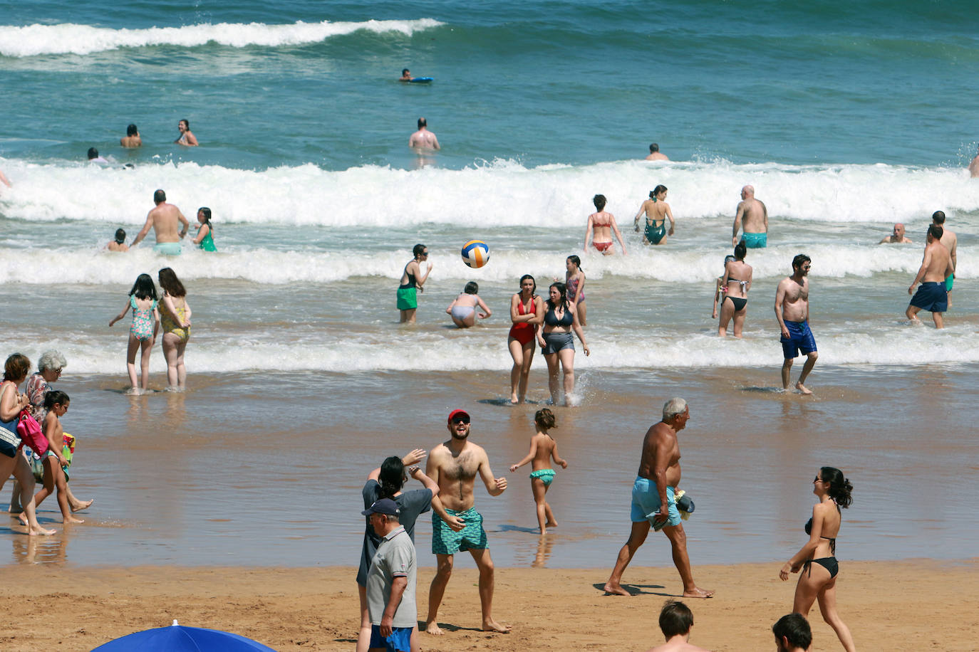 Asturias disfruta de otro domingo al sol que consigue gran concurrencia en muchas playas de la región. En las imágenes, visitantes de playas en Gijón y Candás. 