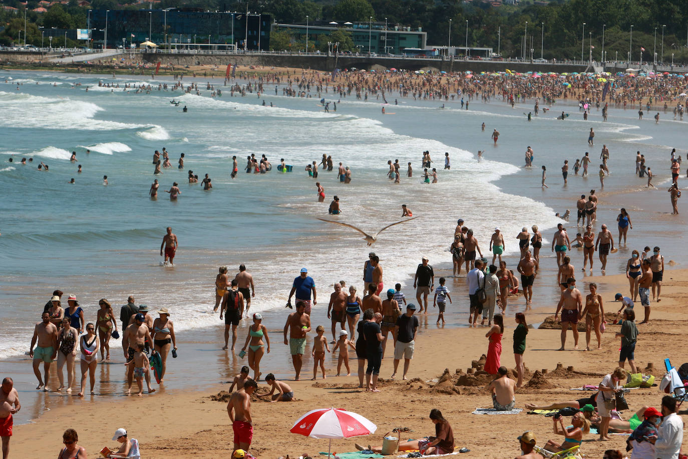 Asturias disfruta de otro domingo al sol que consigue gran concurrencia en muchas playas de la región. En las imágenes, visitantes de playas en Gijón y Candás. 