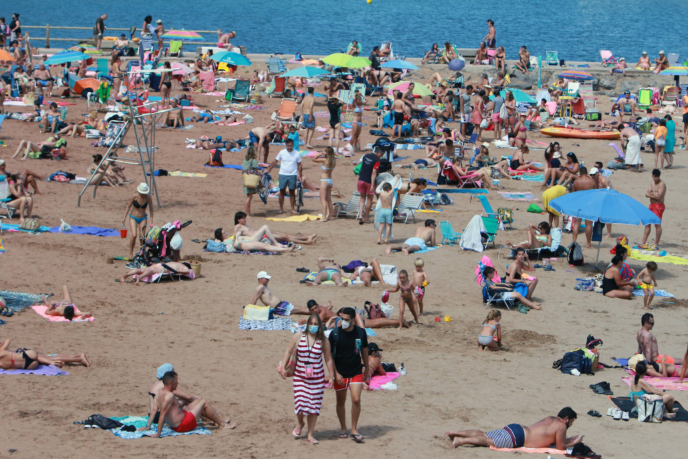 Asturias disfruta de otro domingo al sol que consigue gran concurrencia en muchas playas de la región. En las imágenes, visitantes de playas en Gijón y Candás. 