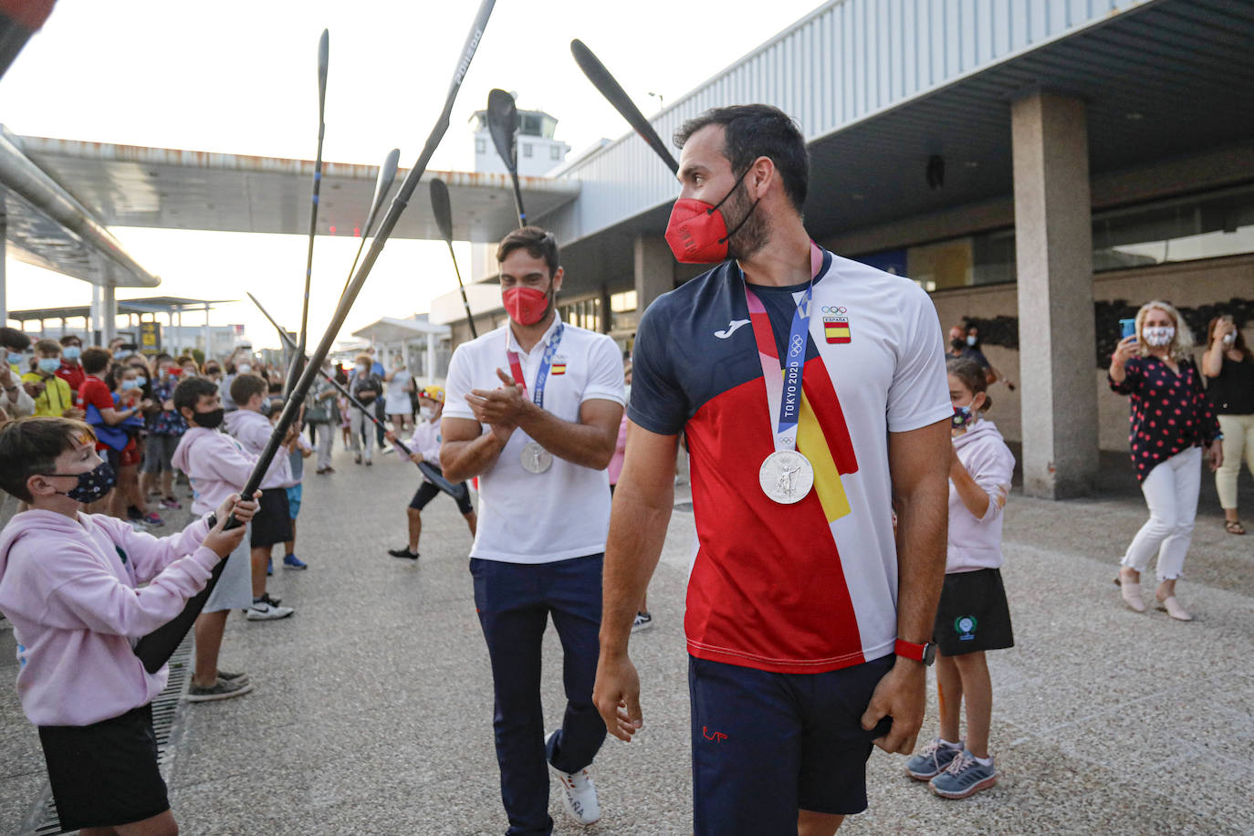 El deportista, afincado en Gijón, ya apunta a 2024, donde puede superar con un sexto metal al también piragüista David Cal, con quien comparte ser el olímpico español más laureado.