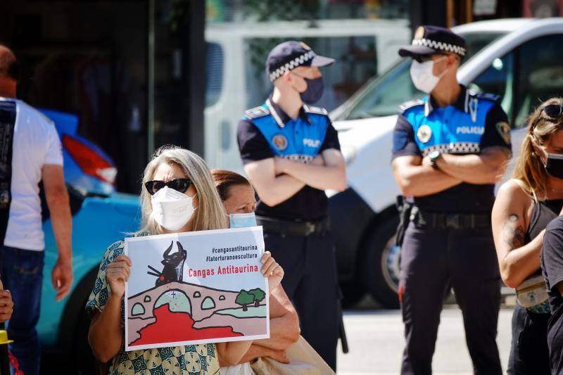 Más de cien vecinos se concentraron frente al consistorio de la localidad para protestar contra el evento taurino que está previsto que se celebre en unos días. Ha sido después de recoger más de 1.500 firmas contra el evento. El Ayuntamiento celebrará el martes una comisión sobre el asunto.