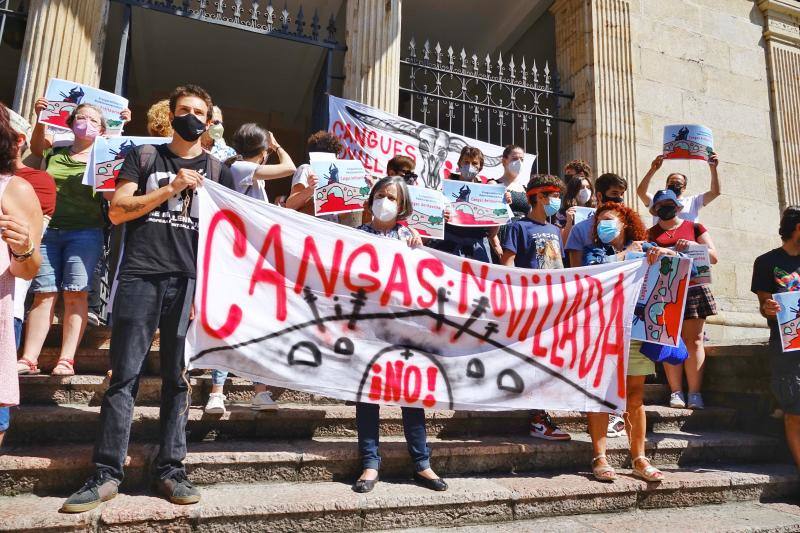 Más de cien vecinos se concentraron frente al consistorio de la localidad para protestar contra el evento taurino que está previsto que se celebre en unos días. Ha sido después de recoger más de 1.500 firmas contra el evento. El Ayuntamiento celebrará el martes una comisión sobre el asunto.