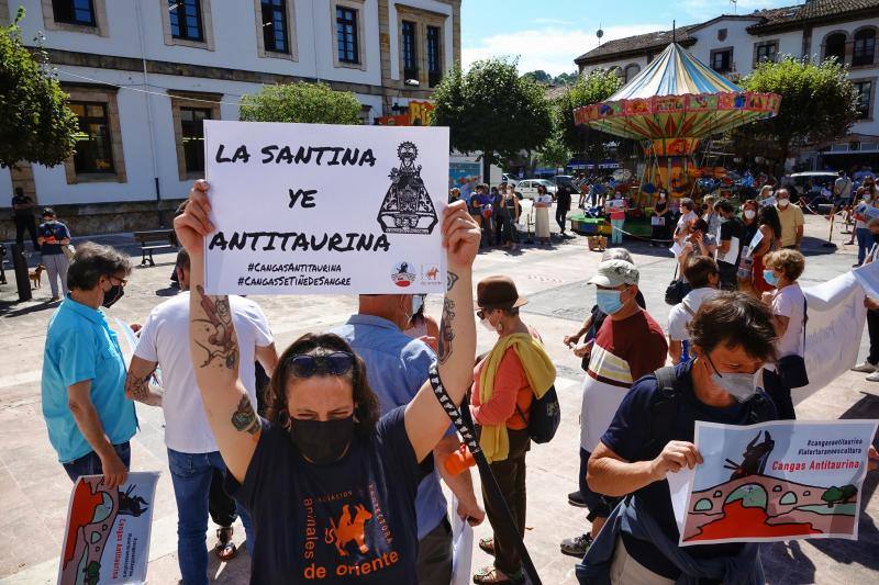 Más de cien vecinos se concentraron frente al consistorio de la localidad para protestar contra el evento taurino que está previsto que se celebre en unos días. Ha sido después de recoger más de 1.500 firmas contra el evento. El Ayuntamiento celebrará el martes una comisión sobre el asunto.