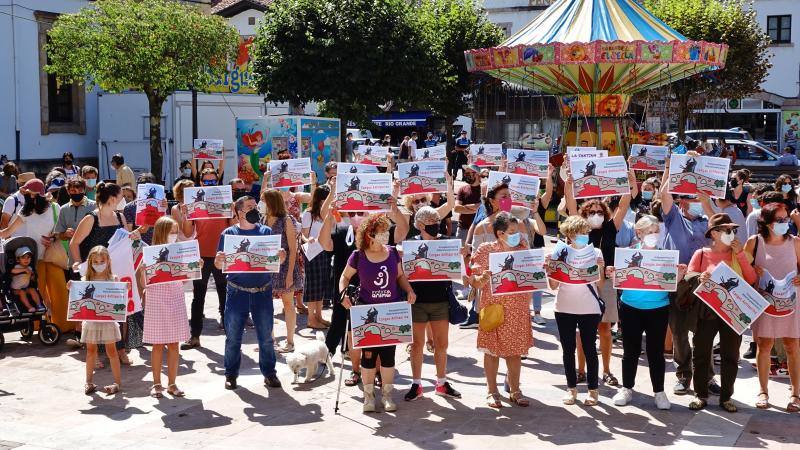 Más de cien vecinos se concentraron frente al consistorio de la localidad para protestar contra el evento taurino que está previsto que se celebre en unos días. Ha sido después de recoger más de 1.500 firmas contra el evento. El Ayuntamiento celebrará el martes una comisión sobre el asunto.