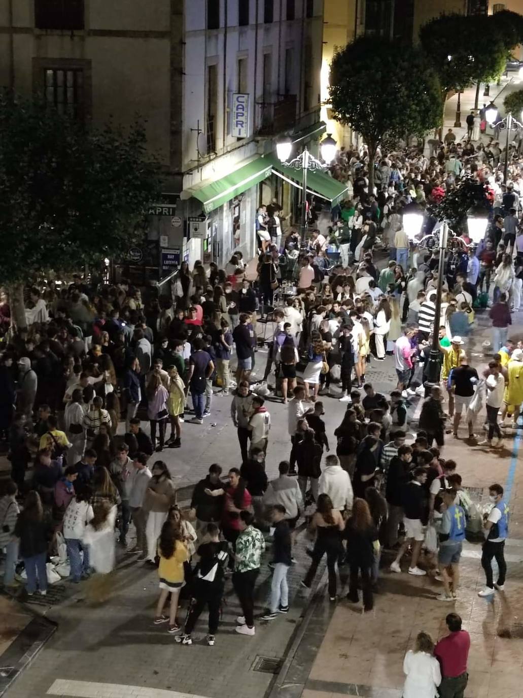 Numerosos jóvenes, de noche, en las calles de Ribadesella. saray valle