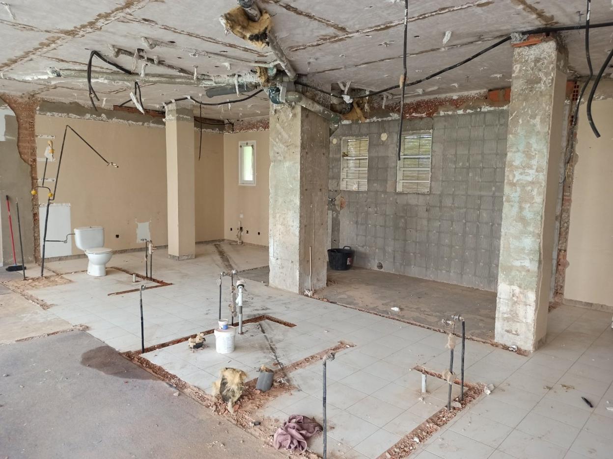 El Bibio. Transformación del antiguo local arbitral en el número 5 de la carretera de Villavicosa en dos apartamentos. 