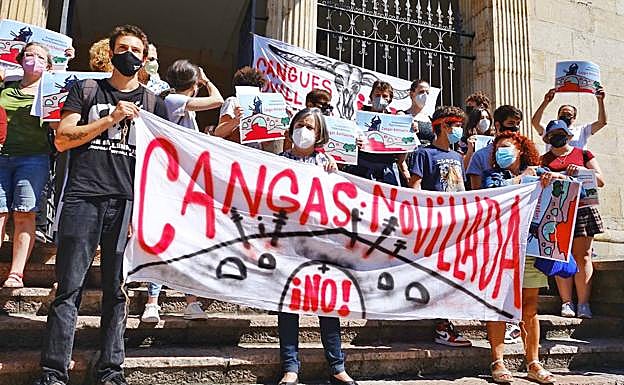 La manifestación antitaurina frente al Ayuntamiento de Cangas de Onís. 