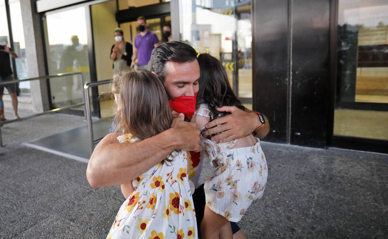 El medallista olímpico Saúl Craviotto, este lunes a su llegada al aeropuerto de Asturias.