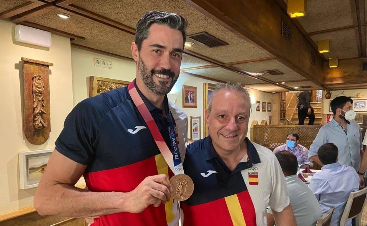 El capitán de la selección española de balonmano, Raúl Entrerríos, a su llegada al aeropuerto de Madrid este lunes.