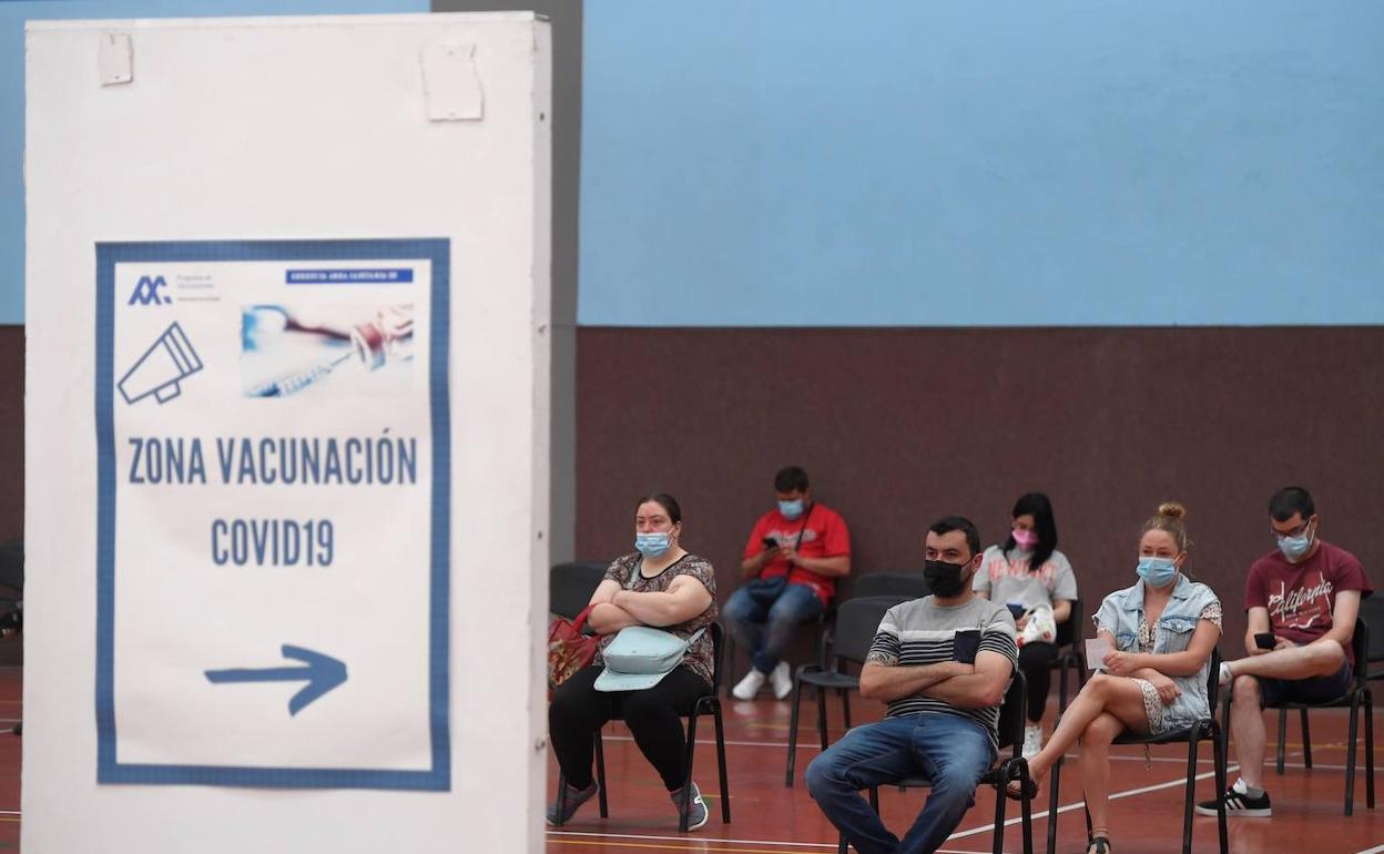Sala de espera habilitada para la vacunación en Avilés. 