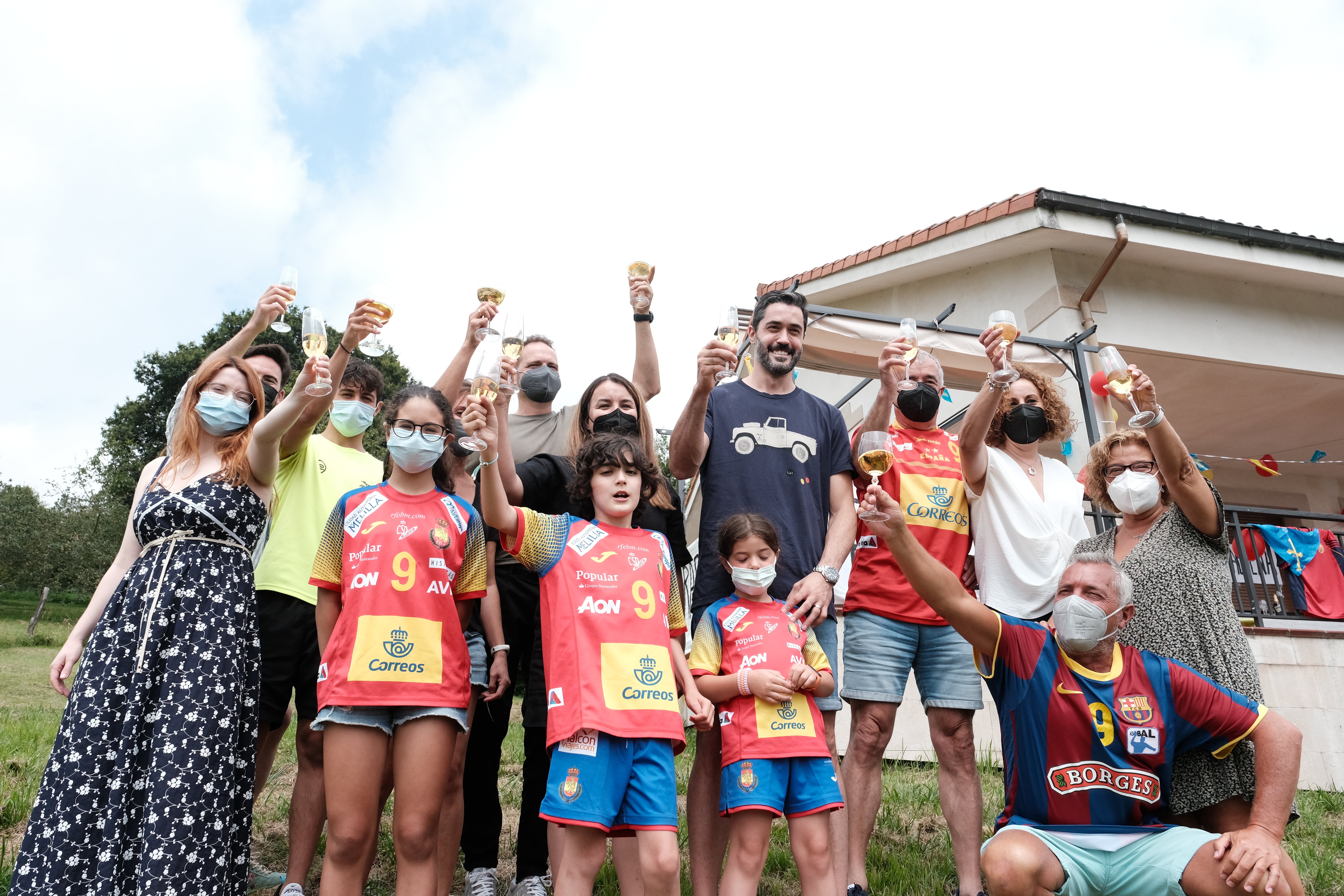 Raúl Entrerríos ha sido recibido esta mañana por su familia con una lluvia de confeti y numerosos abrazos. Una vuelta a casa a la altura del hito conseguido en Pekín: la medalla de bronce en balonmano, un deporte en el que los 'Hispanos' solo cayeron en semifinales y donde el gijonés colgó un último galón a su exitosa trayectoria.