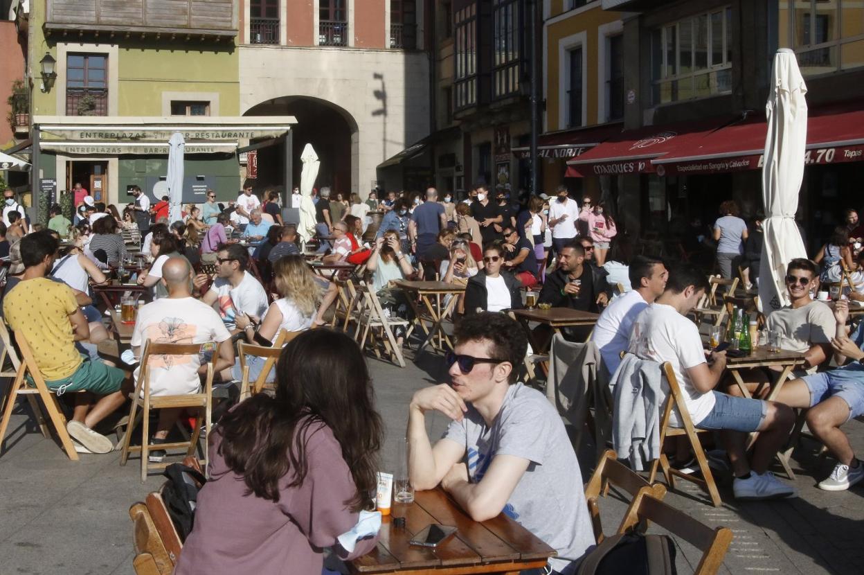 Terrazas repletas de gente en la plaza del Marqués. 