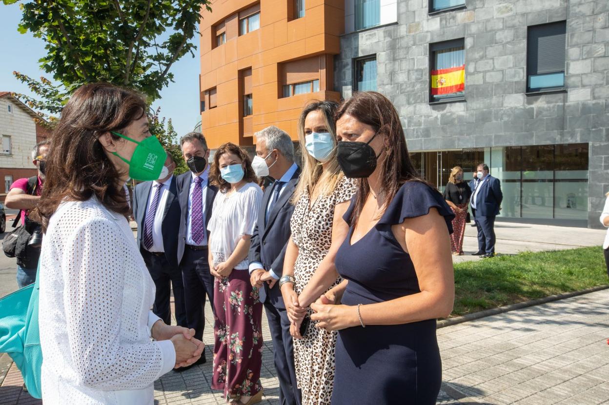 La ministra Pilar Llop saluda a la alcaldesa a su llegada al nuevo juzgado de paz. 