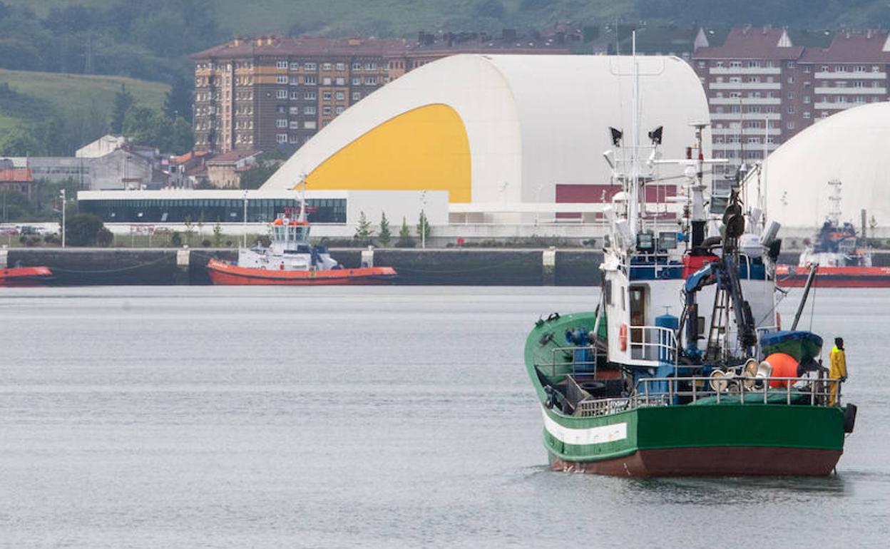 Barco pesquero en el Puerto de Avilés en una imagen de archivo. 