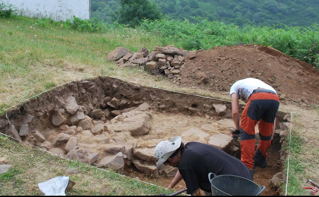 Excavaciones arqueológicas en el asentamiento neolítico del entorno de la iglesia de Vigaña, en Belmonte de Miranda en 2013. 