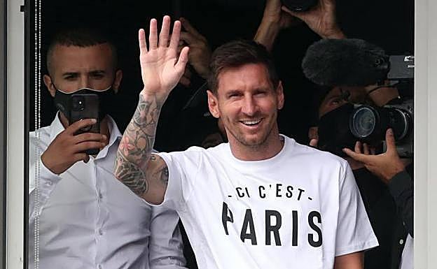 Messi saluda a la afición del PSG. 