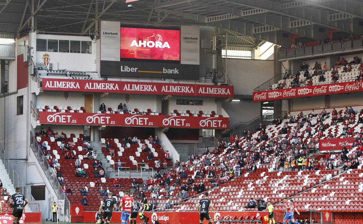 Aspecto de El Molinón en el último partido liguero, que se celebró con parte del público presente.