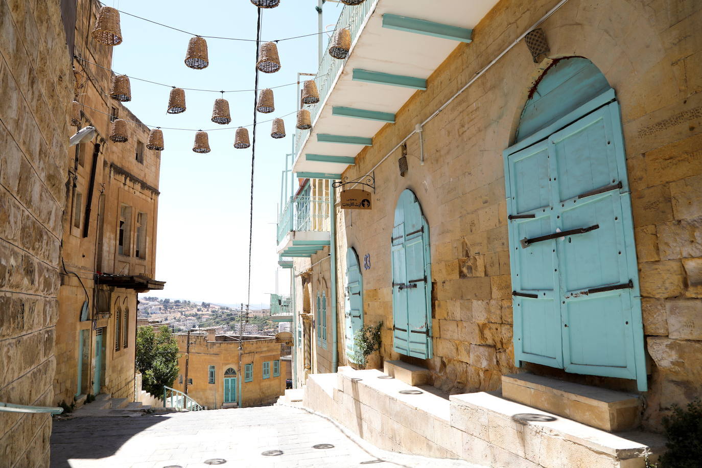 JORDANIA – AS-SALT, LUGAR DE TOLERANCIA Y HOSPITALIDAD URBANA | El núcleo urbano incluye unos 650 edificios históricos significativos que exhiben una mezcla de estilos europeos Art Nouveau y neocolonial combinados con las tradiciones locales.