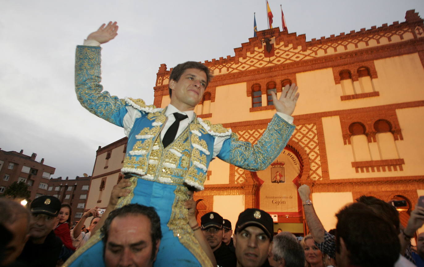 Desde Curro Romero hasta Jesulín, pasando por José Tomás, Espartaco y Jesulín. Un repaso por las imágenes más gloriosas de los toros de Gijón, uno de los mejores espectáculos del norte de España.