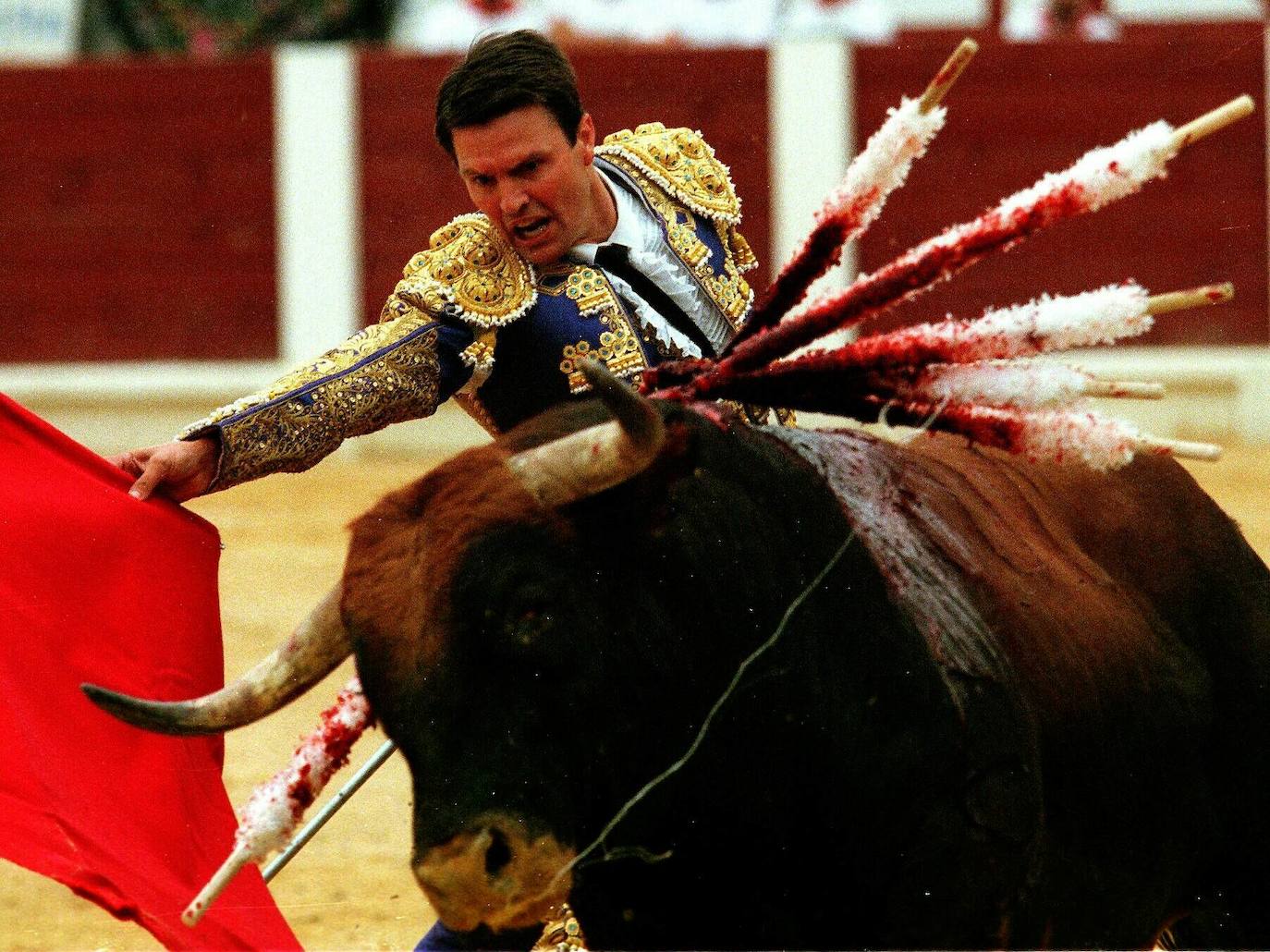 Desde Curro Romero hasta Jesulín, pasando por José Tomás, Espartaco y Jesulín. Un repaso por las imágenes más gloriosas de los toros de Gijón, uno de los mejores espectáculos del norte de España.