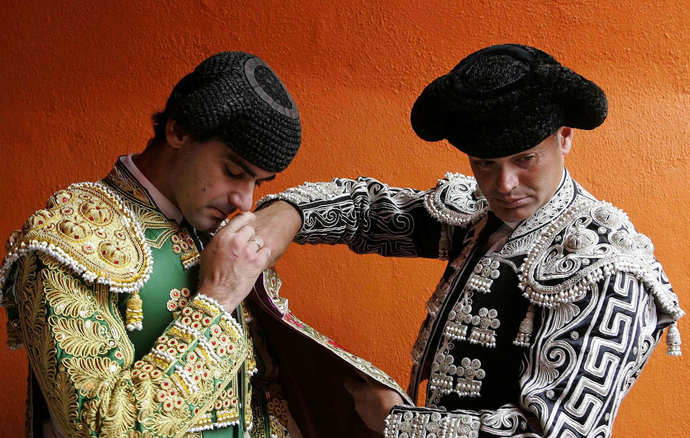 Desde Curro Romero hasta Jesulín, pasando por José Tomás, Espartaco y Jesulín. Un repaso por las imágenes más gloriosas de los toros de Gijón, uno de los mejores espectáculos del norte de España.