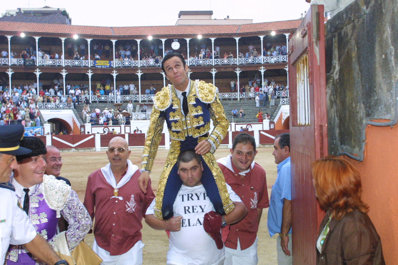 Desde Curro Romero hasta Jesulín, pasando por José Tomás, Espartaco y Jesulín. Un repaso por las imágenes más gloriosas de los toros de Gijón, uno de los mejores espectáculos del norte de España.