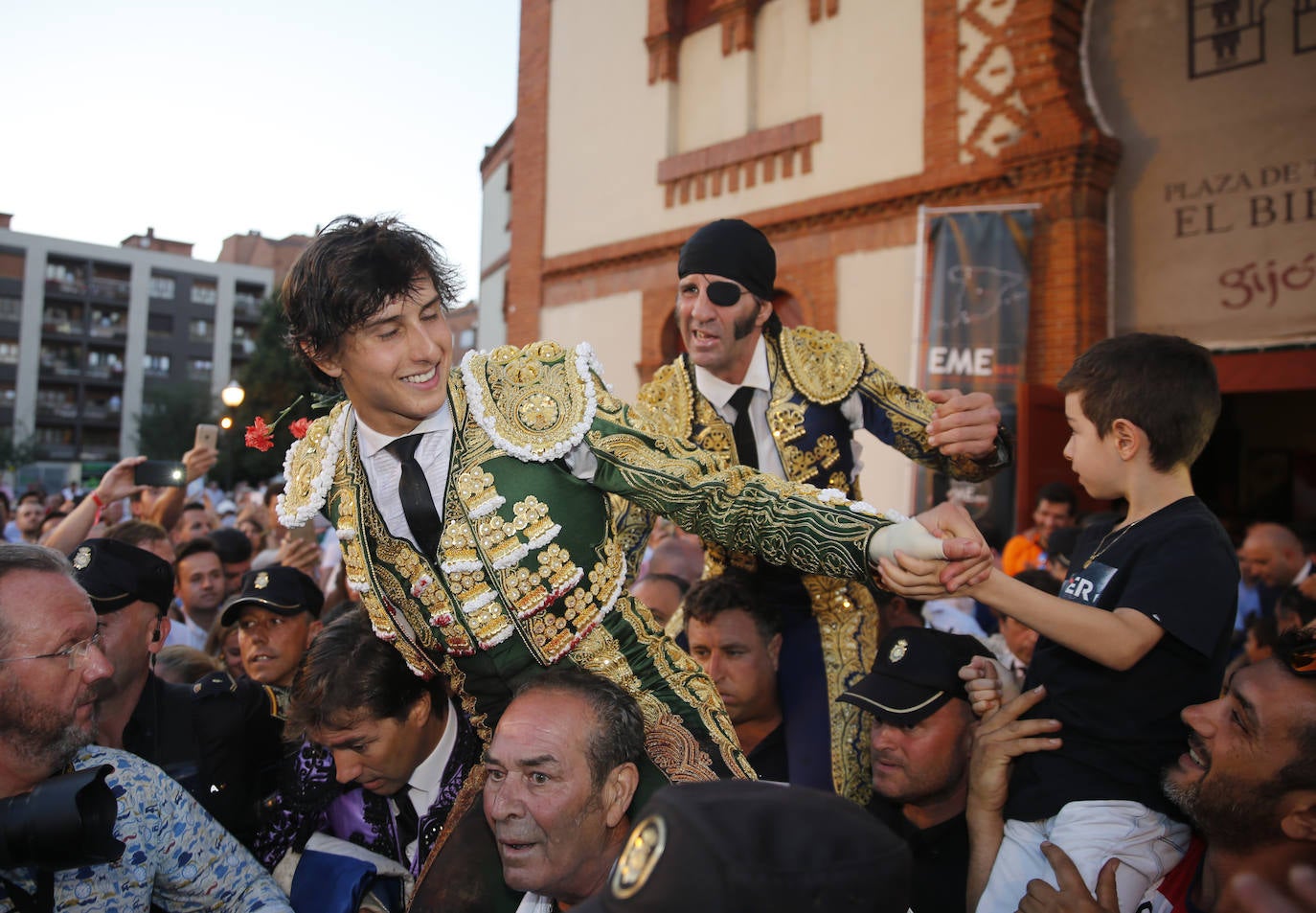 Desde Curro Romero hasta Jesulín, pasando por José Tomás, Espartaco y Jesulín. Un repaso por las imágenes más gloriosas de los toros de Gijón, uno de los mejores espectáculos del norte de España.
