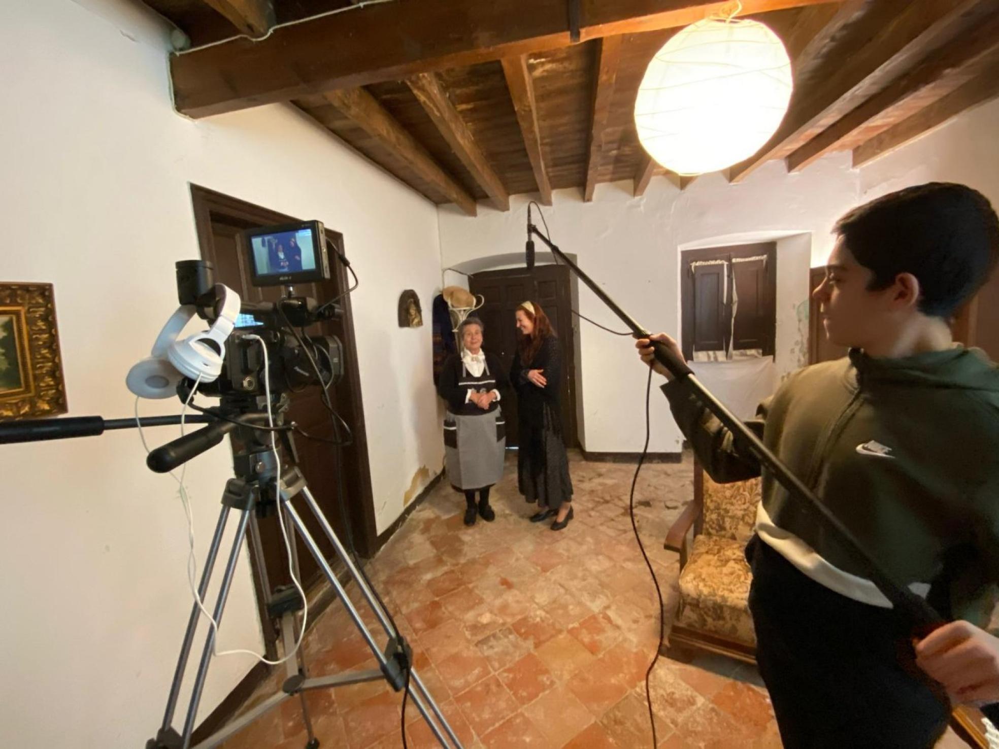 Pepa Batana, madre del director, interpreta a la «mala malísima» de la historia. Aquí, con Sonia Fuentevilla. 