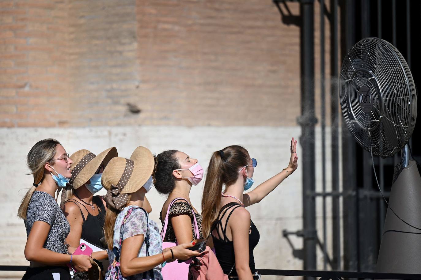 Operarios cavando pozas para evitar eventuales fuegos, guardias oteando a través de sus prismáticos conatos de incendios y mucho calor, especialmente en las ciudades. La ola de calor Lucifer, que ha traído consigo las que probablemente han sido las temperaturas más elevadas de Europa desde que existen registros, ha dejado en Sicilia el cronómetro próximo a los 50º. En concreto, han sido 48,8º, reguistrados el miércoles en Siracusa, en el sur de la isla. La marca anterior era de 1977, en Atenas.