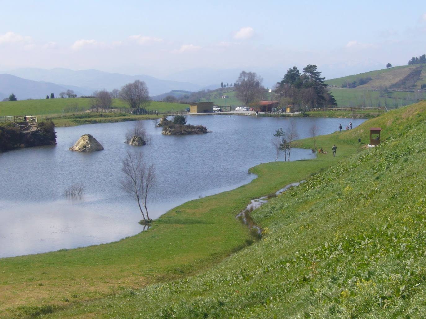 El Arenero, Tineo. El área recreativa está dentro del Coto de Pesca Intensiva El Arenero, en El Crucero. Situada a tan solo tres kilómetros de Tineo, tiene mesas, barbacoa, fuente y cafetería, además de un buen acceso para llegar en coche. Este entorno es uno de los mejores parajes para practicar la pesca o el senderismo.