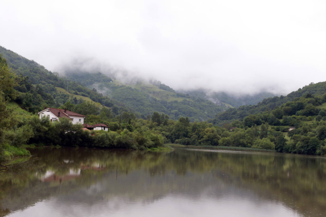 Embalse de Valdemurio, Quirós. El área recreativa, situada junto al embalse, enlaza con la Senda del Oso y el área de Las Agüeras a través de una senda peatonal. Está rodeada de instalaciones de turismo activo como un pantalán para canoas o la posibilidad de alquilar bicicletas. También tiene bar, zona de mesas con aparcamiento y una parada de autobús muy accesible.