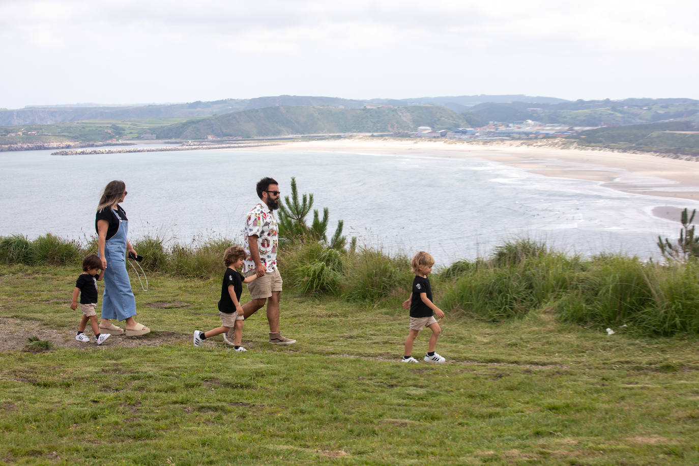 Pinos Altos, Salinas. Situada en lo alto de una montaña, desde el mirador de este área recreativa se observa toda la localidad de Salinas, incluida la playa y el museo de anclas. Hasta allí se puede acceder caminando por el sendero de la Costa Norte, desde Arnao, o si se prefiere, desde Salinas en coche. Dispone de todo el equipamiento necesario para una tarde perfecta en familia.