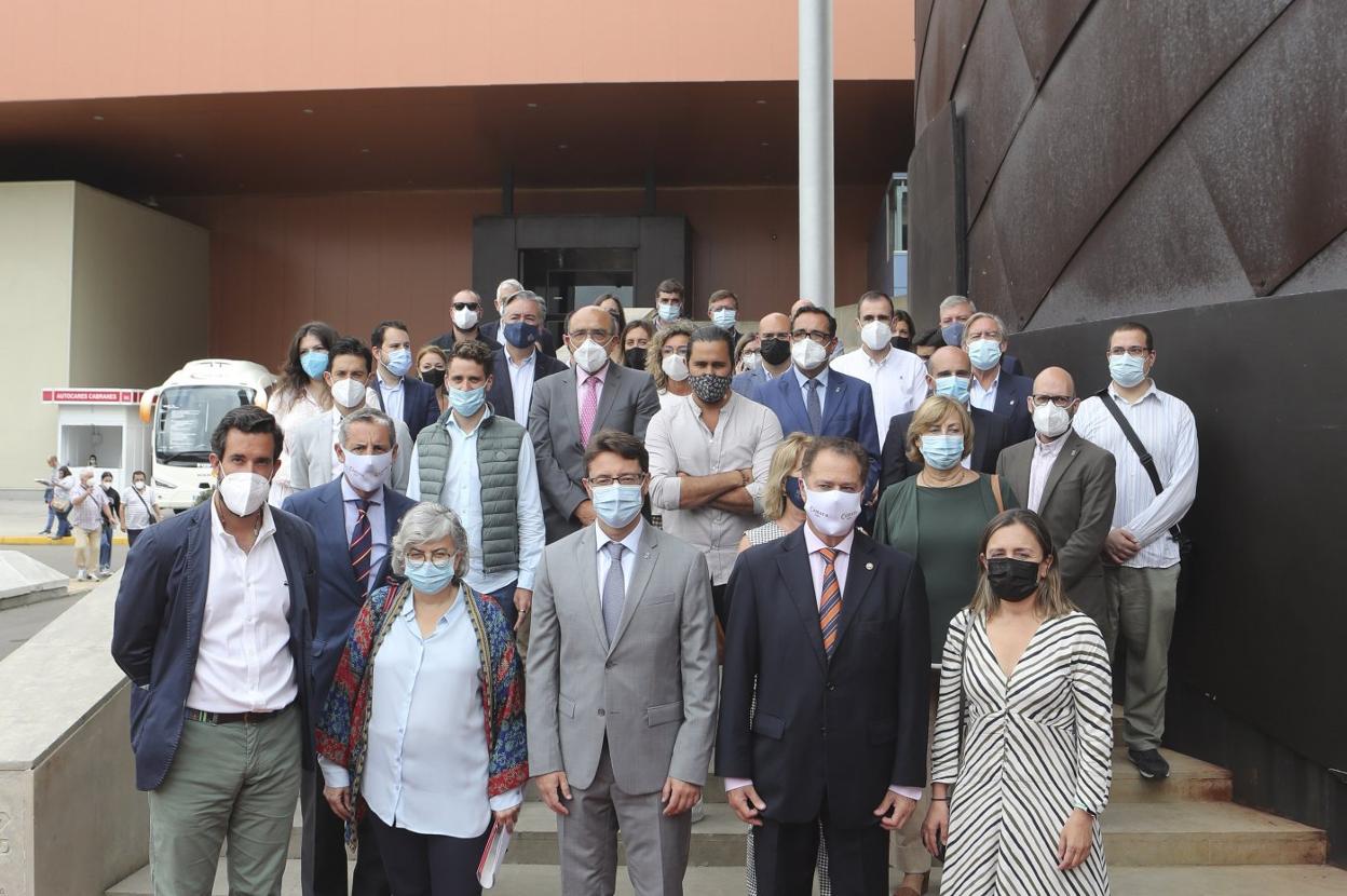 Acto de Jóvenes Empresarios.Al frente, Pablo García, Ana González, Enrique Fernández, Félix Baragaño y María Calvo, junto con demás asistentes y ponentes, en las escaleras del Palacio de Congresos. 