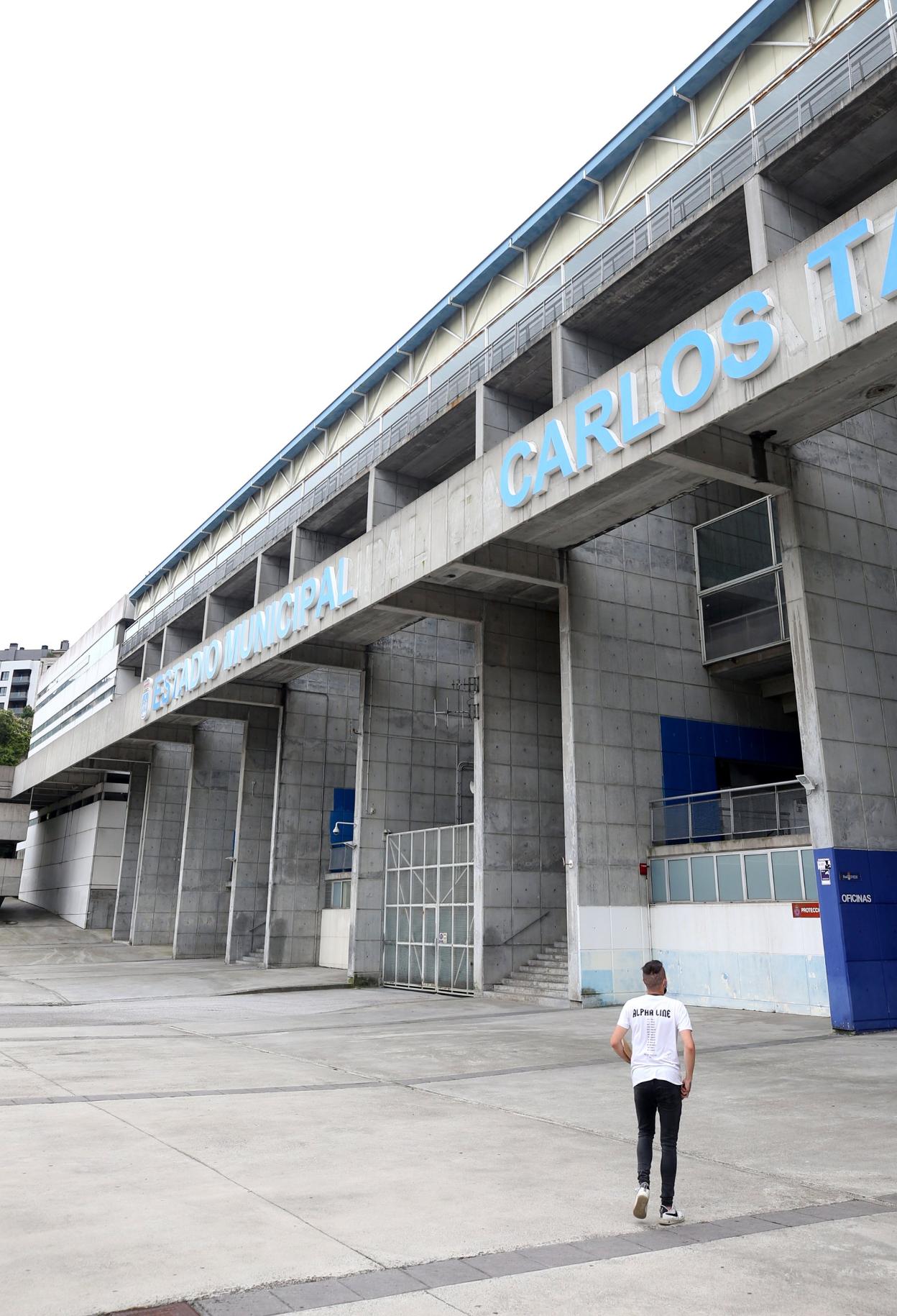 Un aficionado accediendo al estadio. 