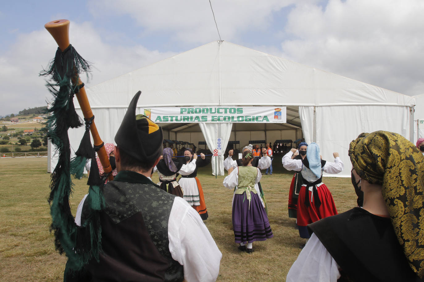 Imágenes de la feria ganadera y el mercado de productos de la huerta de Llanera