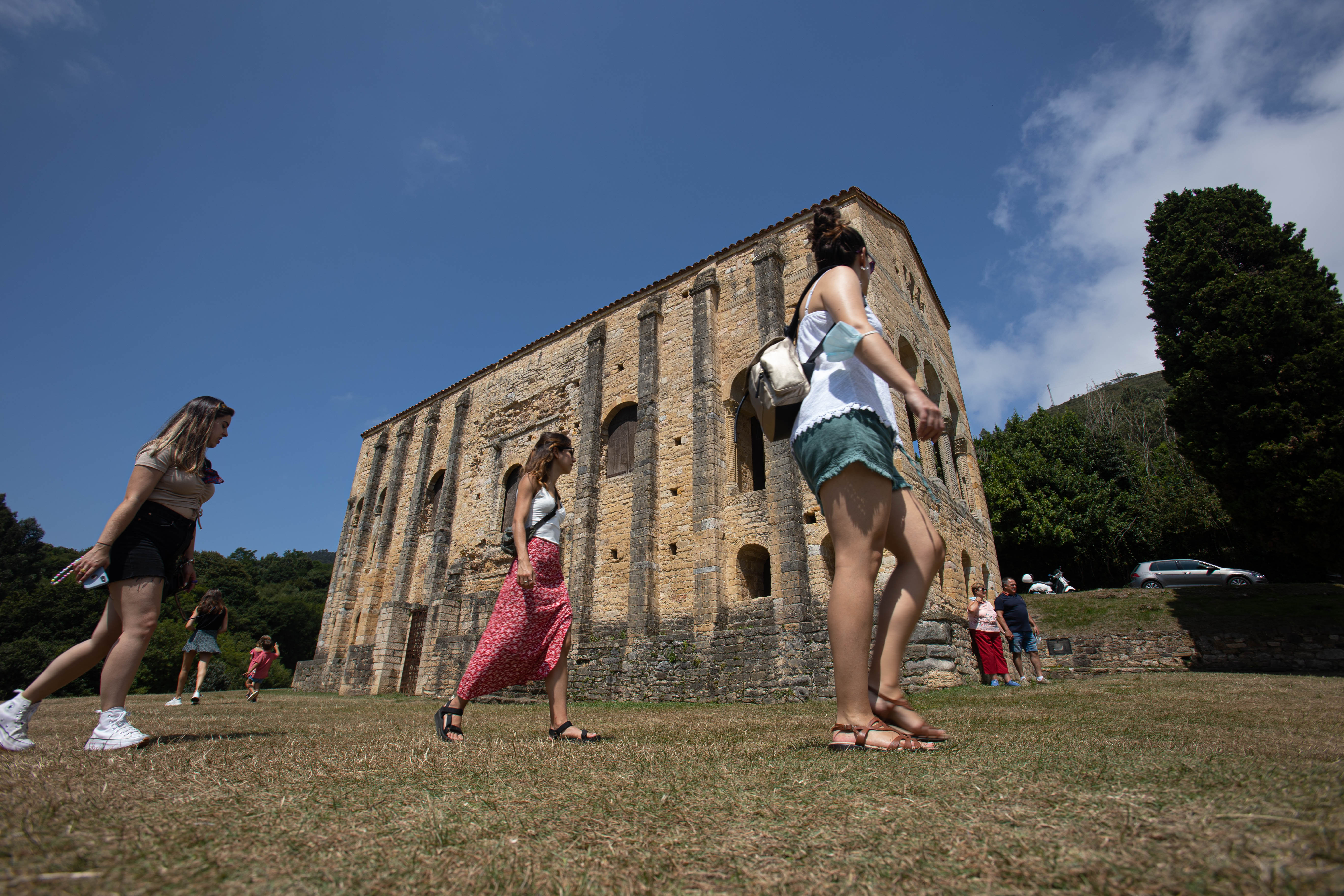 El sector turístico cuelga el cartel de completo en casi 95.000 plazas y con tarifas de hasta 370 euros por día en las escasas opciones de alojamiento. 