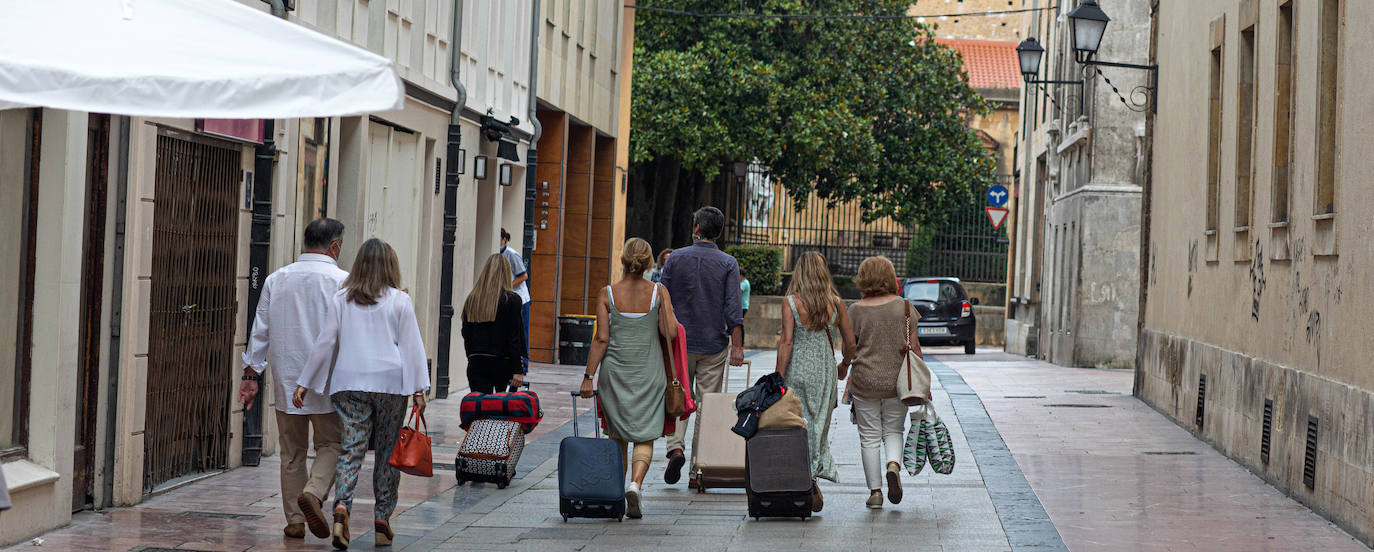 El sector turístico cuelga el cartel de completo en casi 95.000 plazas y con tarifas de hasta 370 euros por día en las escasas opciones de alojamiento. 